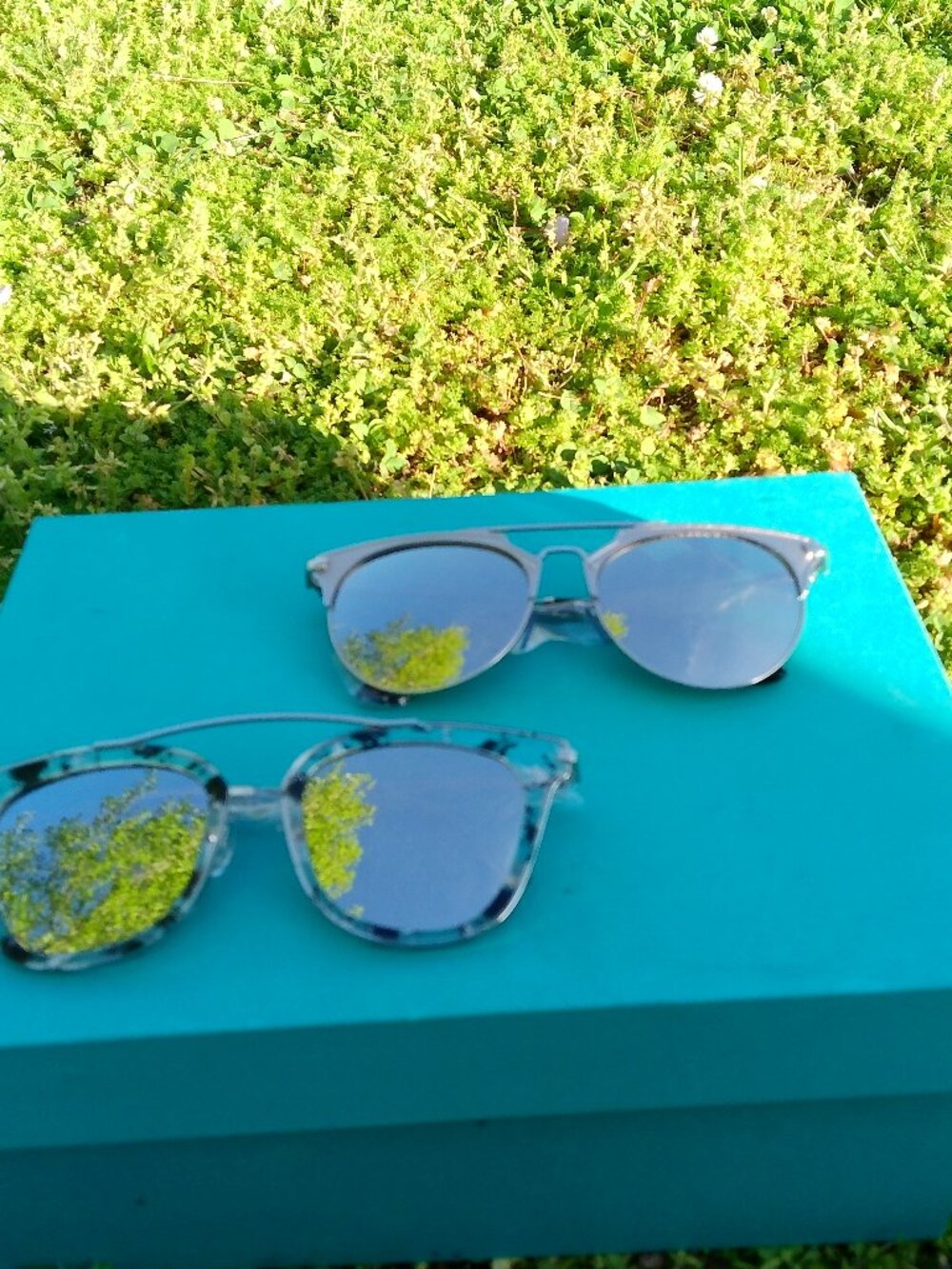 2 PR OF SUNGLASSES NEW IN PK HB